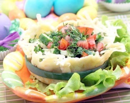 Овощной салат в сырной корзинке