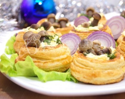 Волованы с сырной начинкой и грибами